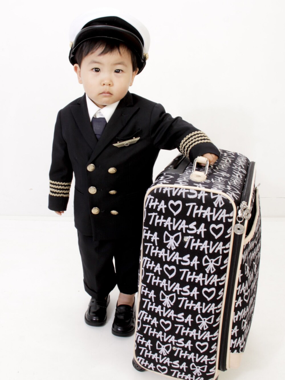 「おとこのこ、1歳9ヶ月、旅行、記念写真、空港」｜「Samantha Thavasaのアイテム（スーツジャケット、ブラック系）」を使った、KOU🐴HAKKU🌳さん（キッズ・80cm）の夏コーディネートの1枚目の写真