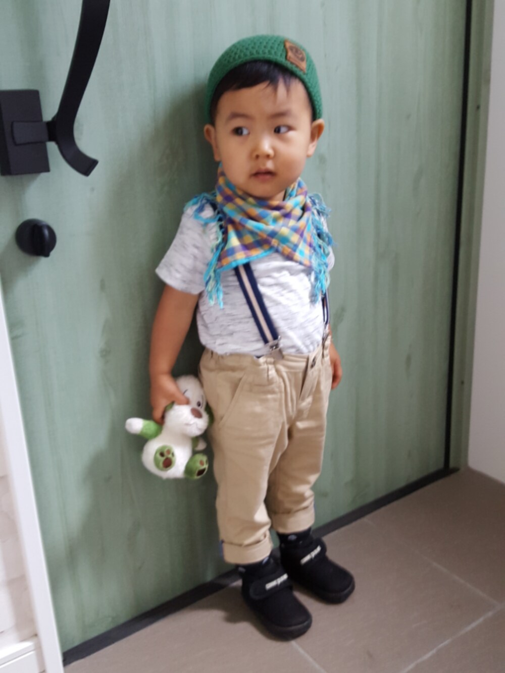 「おとこのこ、1歳10ヶ月、どんぐり帽、Tシャツ、チノパン、サスペンダー」｜「Handmadeのアイテム（ニットキャップ/ビーニー、グリーン系）」を使った、KOU🐴HAKKU🌳さん（キッズ・80cm）の秋コーディネートの1枚目の写真