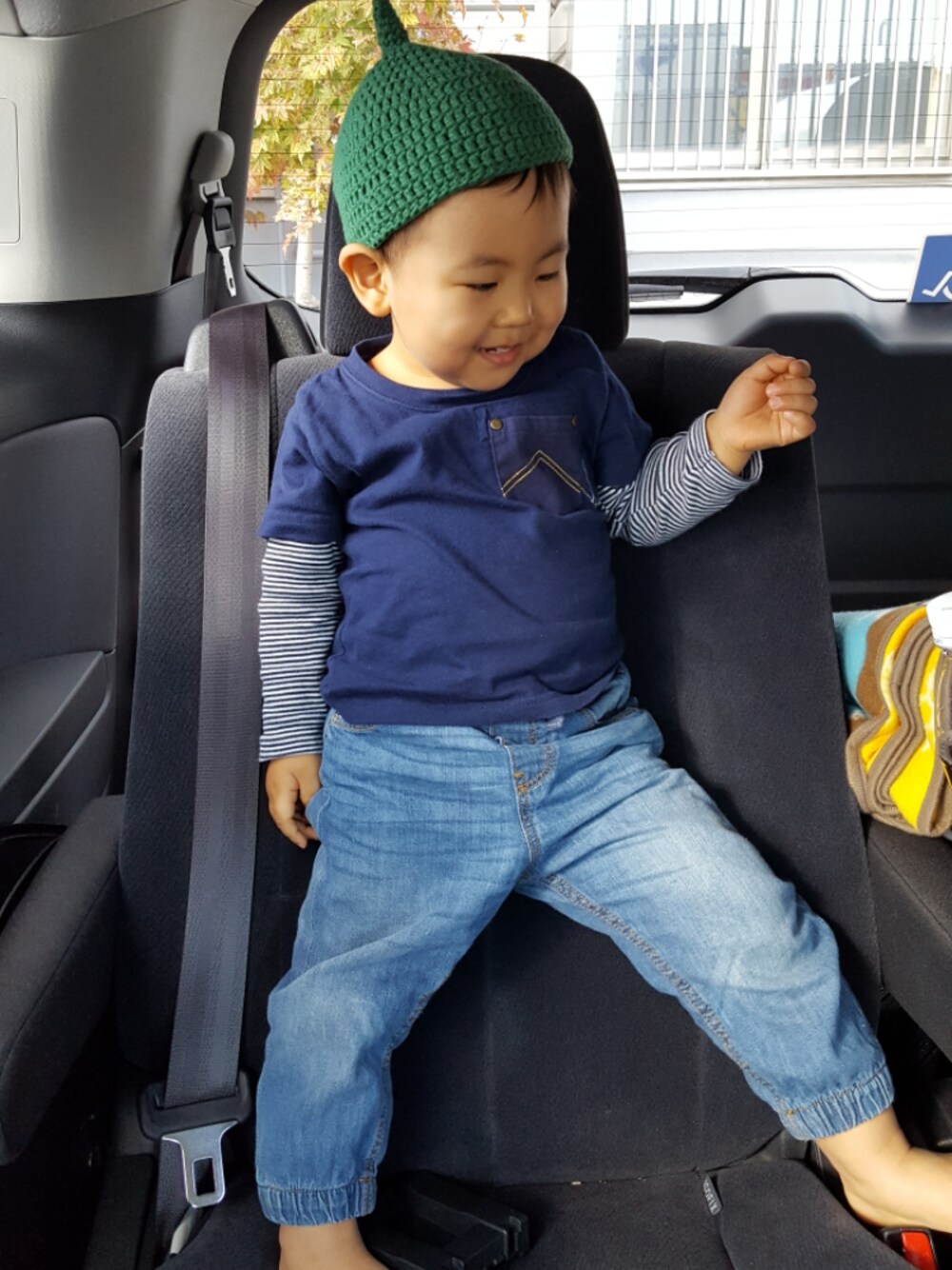 「おとこのこ、1歳11ヶ月、Tシャツ、重ね着、グラニフ、デニム、ニット帽、ボーダー」｜「Handmadeのアイテム（ニットキャップ/ビーニー、グリーン系）」を使った、KOU🐴HAKKU🌳さん（キッズ・80cm）の秋コーディネートの1枚目の写真