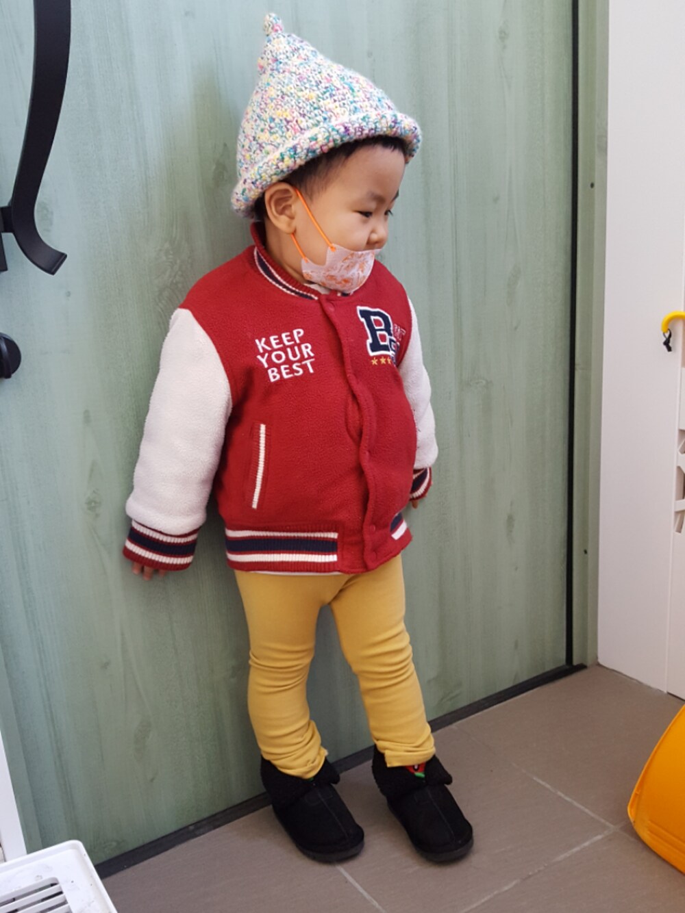 「おとこのこ、２歳1ヶ月、モンキーパンツ、Tシャツ、ボーダー、重ね着、スタジャン、トンガリ帽子、ムートンブーツ」｜「Handmadeのアイテム（ニットキャップ/ビーニー、ホワイト系）」を使った、KOU🐴HAKKU🌳さん（キッズ・80cm）の冬コーディネートの1枚目の写真