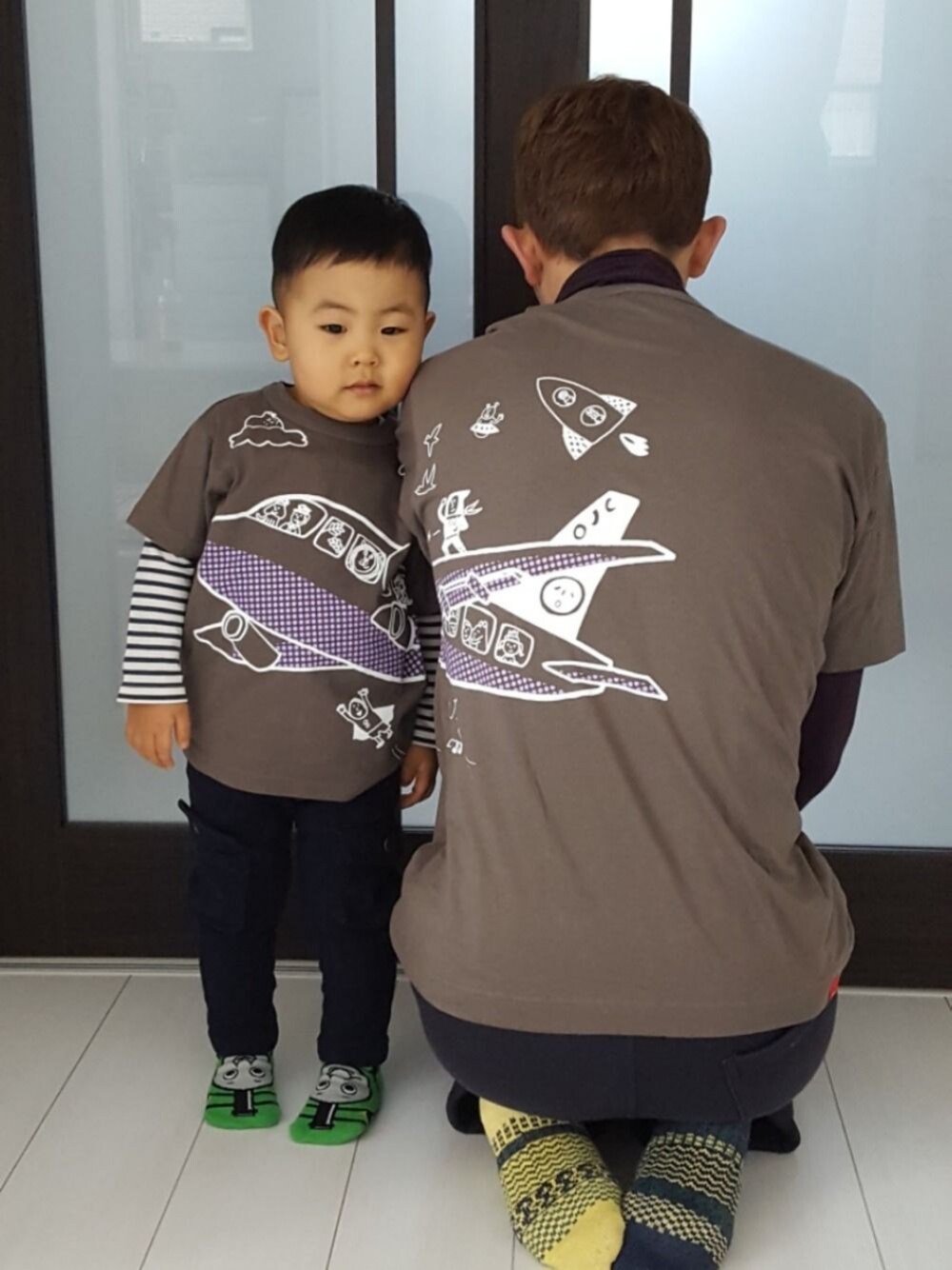 「おとこのこ、2歳3ヶ月、カーゴスキニー、Tシャツ、ボーダー、重ね着、お揃い、耳つき、スノーブーツ」｜「Disneyのアイテム（ニットキャップ/ビーニー、ブルー系）」を使った、KOU🐴HAKKU🌳さん（キッズ・80cm）の冬コーディネートの1枚目の写真