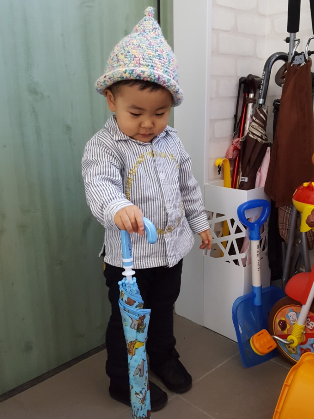 「おとこのこ、2歳3ヶ月、サルエルパンツ、ストライプ、シャツスタイル、トンガリ帽子、ムートンブーツ」｜「Handmadeのアイテム（ニットキャップ/ビーニー、ホワイト系）」を使った、KOU🐴HAKKU🌳さん（キッズ・80cm）の冬コーディネートの1枚目の写真