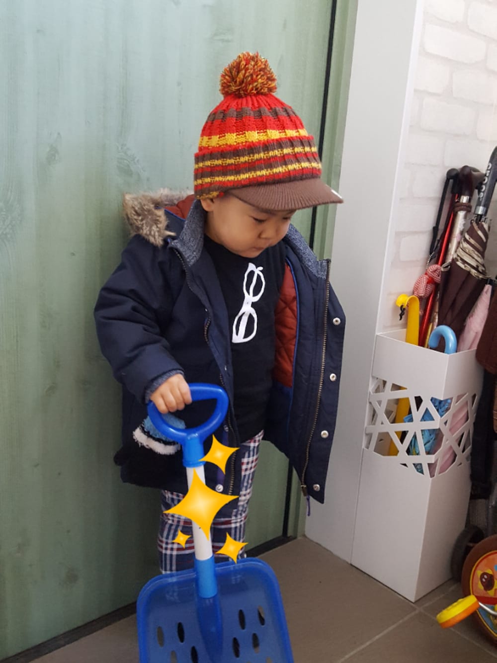 「おとこのこ、2歳3ヶ月、チェック、韓国子供服、ニット帽、ムートンブーツ」｜「nextのアイテム（ナイロンジャケット、ブルー系）」を使った、KOU🐴HAKKU🌳さん（キッズ・80cm）の冬コーディネートの1枚目の写真