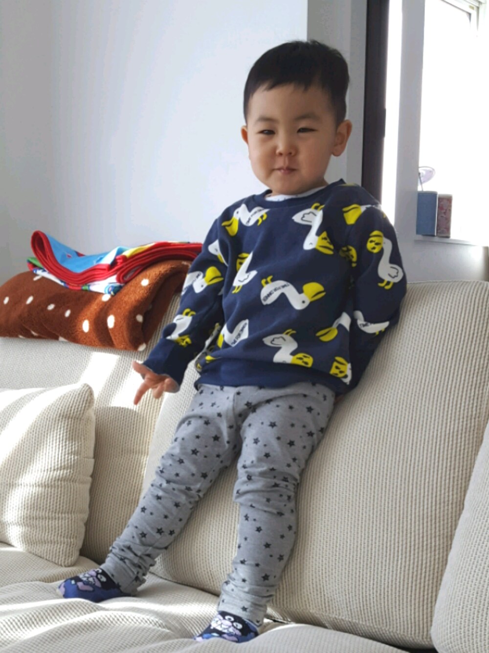 「おとこのこ、2歳3ヶ月、レギンス、トレーナー」｜「西松屋のアイテム（スウェット、ブルー系）」を使った、KOU🐴HAKKU🌳さん（キッズ・80cm）の冬コーディネートの1枚目の写真