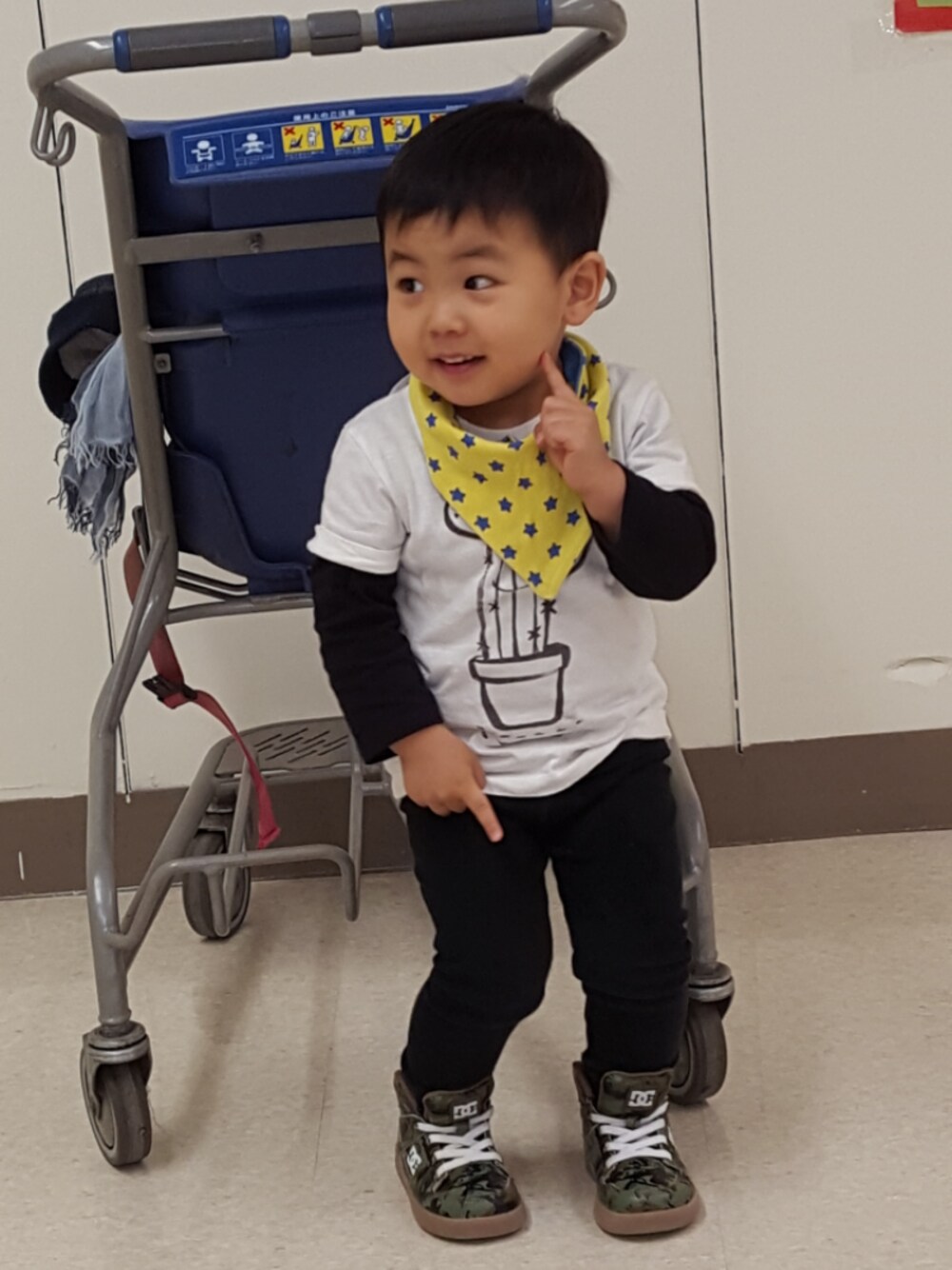「おとこのこ、2歳4ヶ月、レギンス、Tシャツ、重ね着、ニット帽、ハイカットスニーカー、迷彩」｜「BeBeのアイテム（ニットキャップ/ビーニー、グリーン系）」を使った、KOU🐴HAKKU🌳さん（キッズ・80cm）の春コーディネートの1枚目の写真