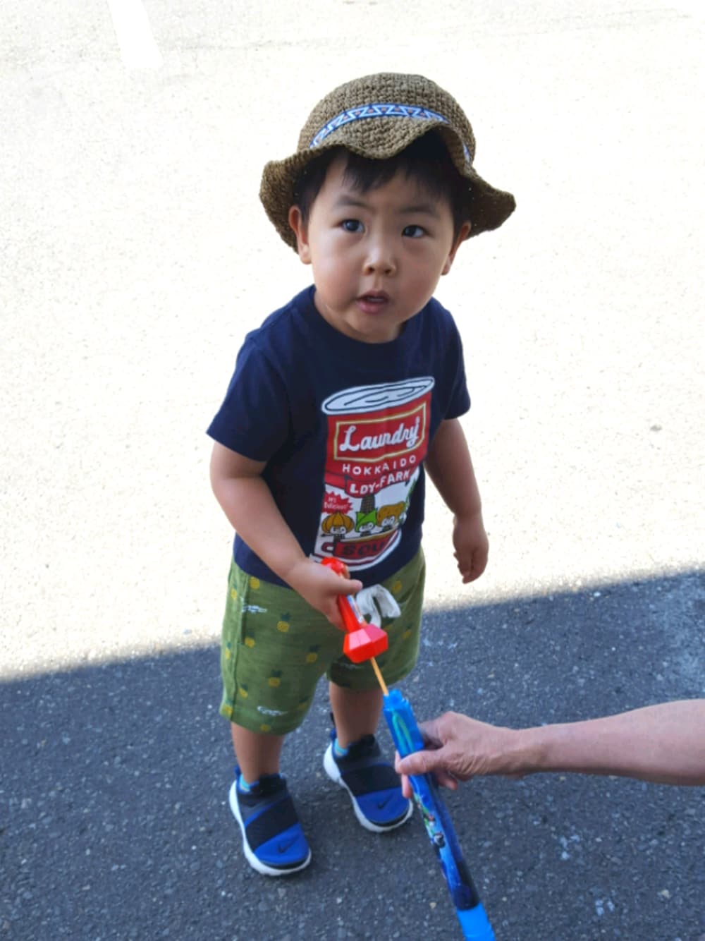 「SCAMP CAMP、スニーカー、ハーフパンツ、スエットパンツ、Tシャツ、Laundry、むぎわら帽子、おとこのこ、2歳8ヶ月」｜「Handmadeのアイテム（ハット、ブラウン系）」を使った、KOU🐴HAKKU🌳さん（キッズ・90cm）の夏コーディネートの1枚目の写真