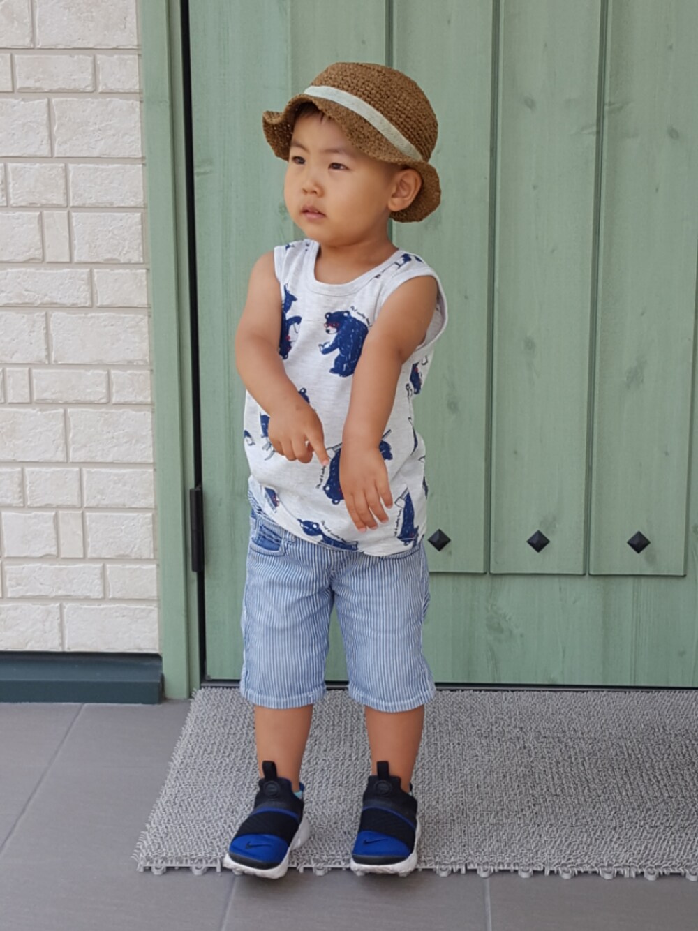 「おとこのこ、2歳8ヶ月、スニーカー、デニム、ハーフパンツ、ストライプ、タンクトップ、くまさん、むぎわら帽子、夏コーデ」｜「Handmadeのアイテム（ハット、ベージュ系）」を使った、KOU🐴HAKKU🌳さん（キッズ・90cm）の夏コーディネートの1枚目の写真