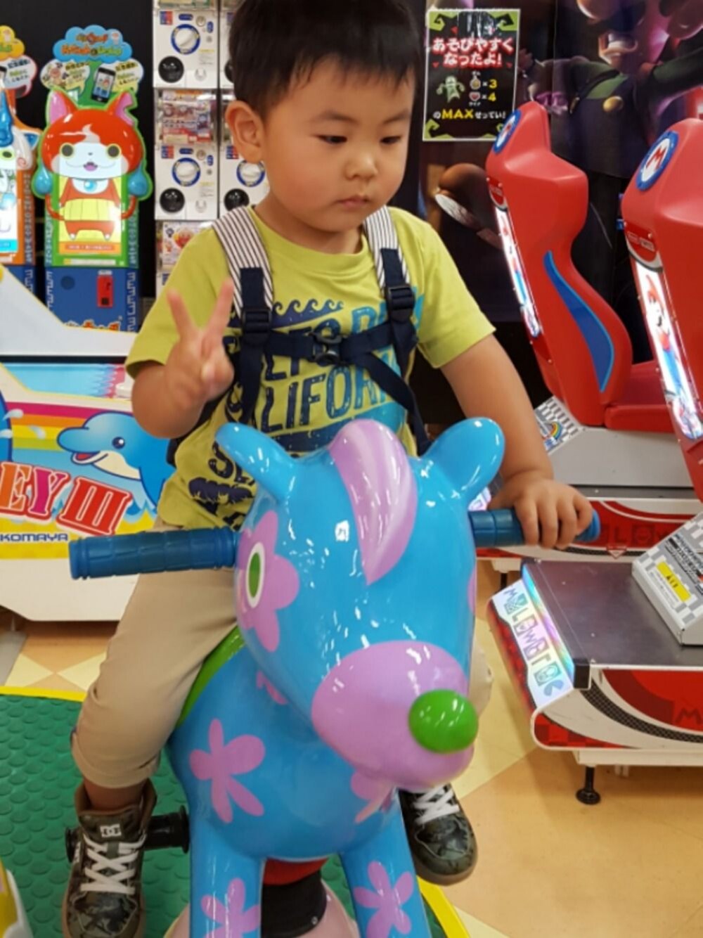 「おとこのこ、2歳9ヶ月、チノパン、Tシャツ、バースデイ、ハイカットスニーカー」｜「SCAMP CAMPのアイテム（Tシャツ/カットソー、グリーン系）」を使った、KOU🐴HAKKU🌳さん（キッズ・90cm）の秋コーディネートの1枚目の写真