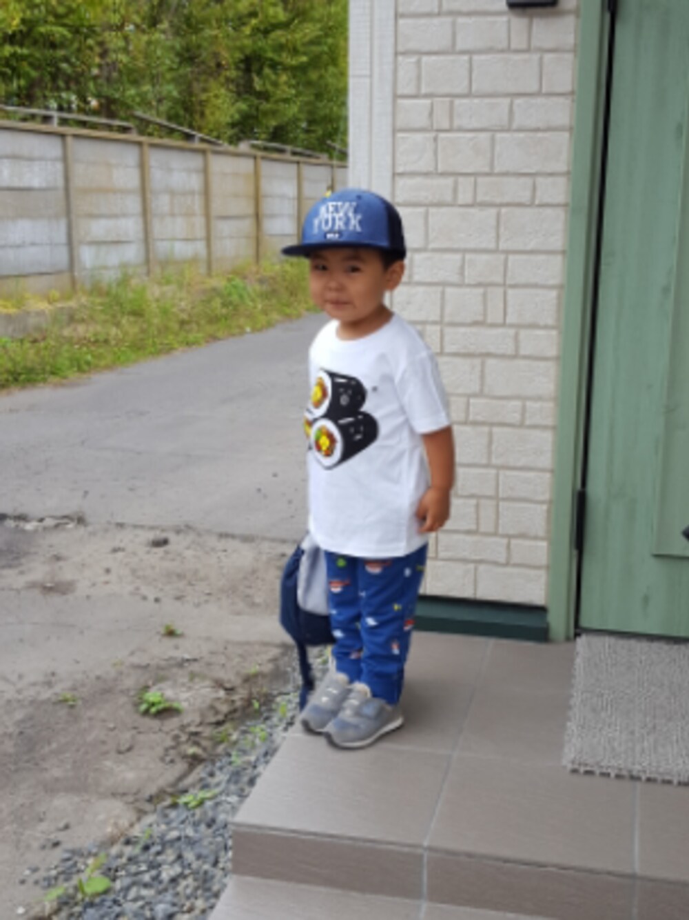 「おとこのこ、2歳10ヶ月、スエットパンツ、スニーカー、お寿司、Tシャツ、キャップ、H&M、グラニフ」｜「H&Mのアイテム（キャップ、ブルー系）」を使った、KOU🐴HAKKU🌳さん（キッズ・90cm）の秋コーディネートの1枚目の写真