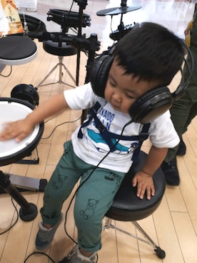 「Design Tshirts Store graniph（デザイン　ティーシャツ　ストア　グラニフ）のアイテム（パンツ）」を使った、KOU🐴HAKKU🌳さん（キッズ・90cm）の秋コーディネート