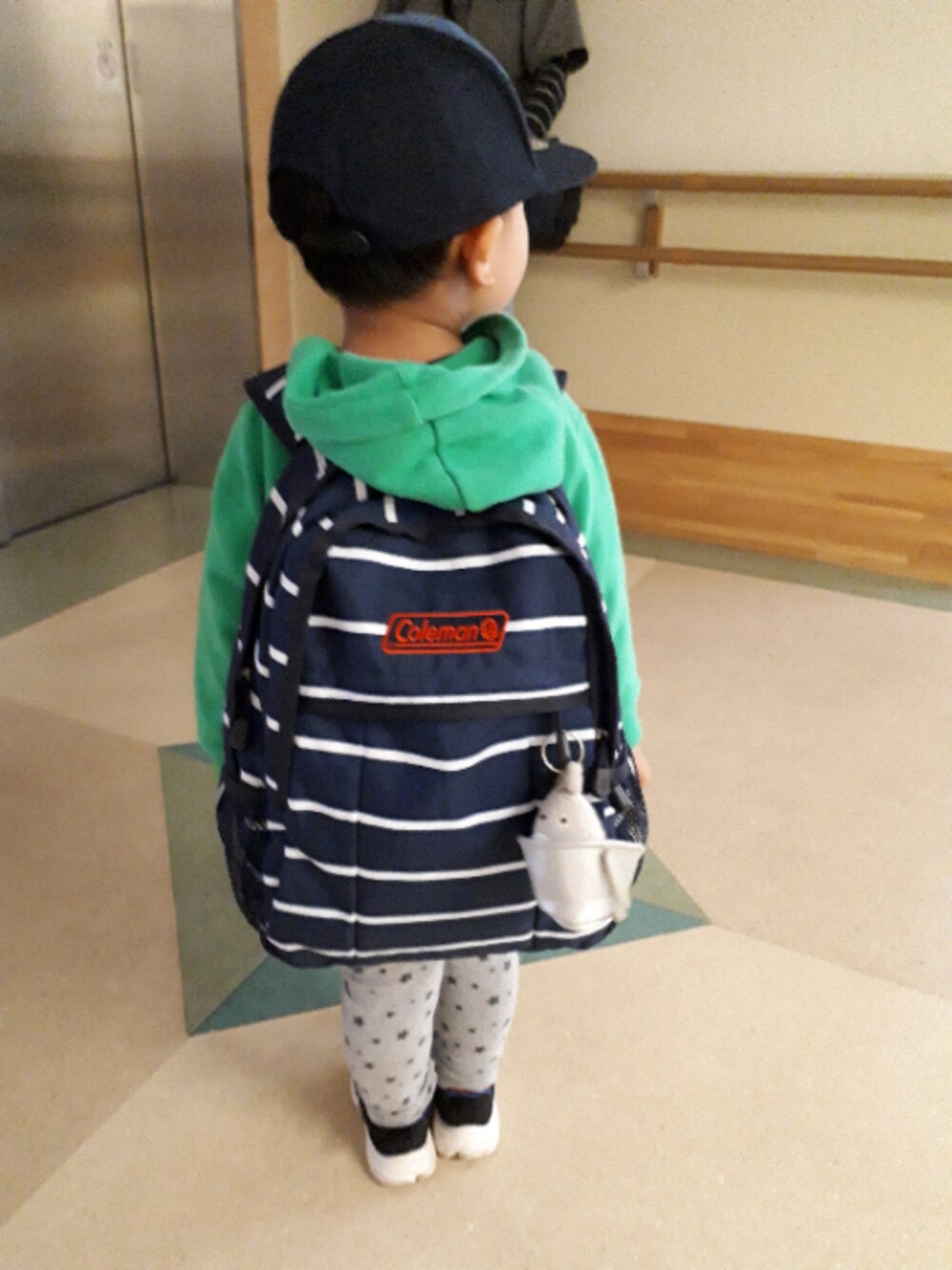 「おとこのこ、2歳11ヶ月、キャップ、パーカー、リュック、レギンス、スニーカー、H&M、COLEMAN  」｜「H&Mのアイテム（キャップ、ブルー系）」を使った、KOU🐴HAKKU🌳さん（キッズ・90cm）の秋コーディネートの1枚目の写真