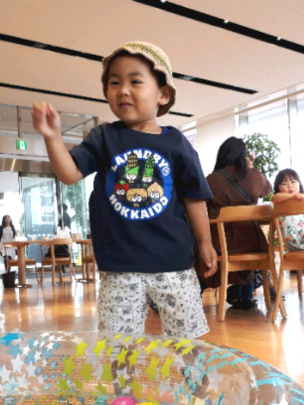 「男の子コーデ、ハーフパンツ、ペーズリー柄、Tシャツ、ハンドメイド、Laundry、UNIQLO、クロックス、サンダル」｜「Handmadeのアイテム（ハット、ベージュ系）」を使った、KOU🐴HAKKU🌳さん（キッズ・90cm）の夏コーディネートの1枚目の写真