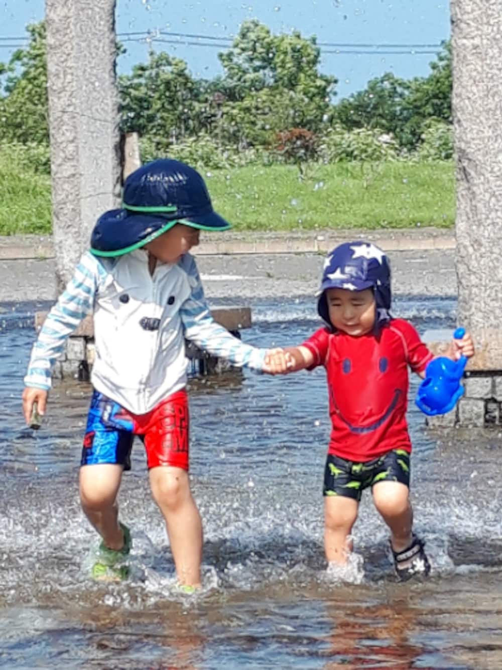 「男の子、水遊び、水着、サンダル」｜「GAPのアイテム（キャップ、ブルー系）」を使った、KOU🐴HAKKU🌳さん（キッズ・110cm）の夏コーディネートの1枚目の写真