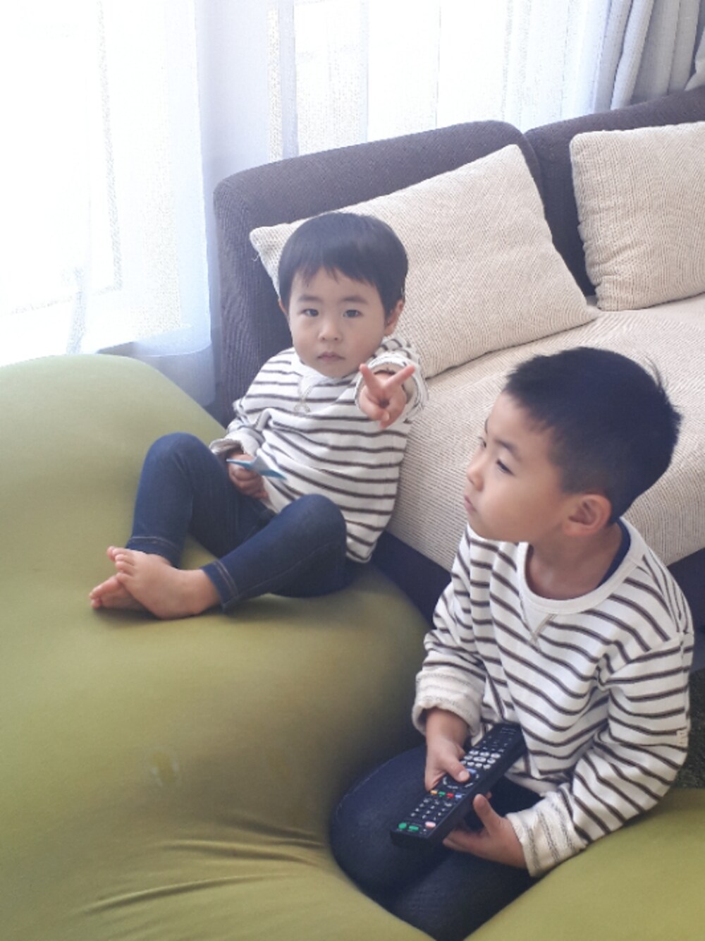 「兄弟コーディネート、おそろいコーデ、5歳、2歳、トレーナー、ボーダー、デニムレギンス、プチプラ」｜「no brandのアイテム（スウェット、ベージュ系）」を使った、KOU🐴HAKKU🌳さん（キッズ・110cm）の冬コーディネートの1枚目の写真