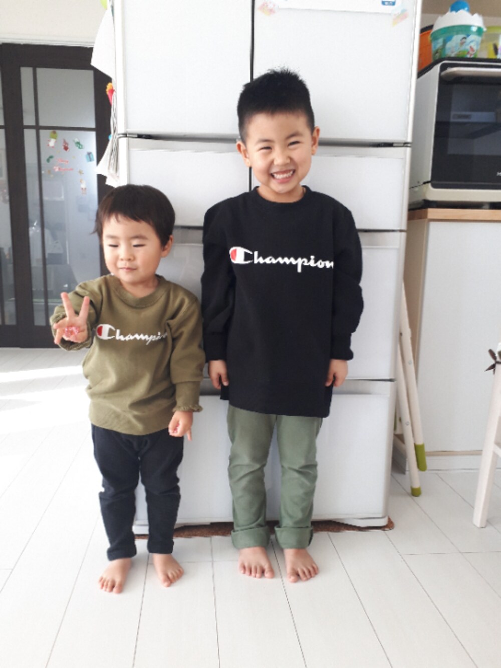 「5歳、男の子、2歳、兄弟コーディネート、トレーナー、Champion、おそろいコーデ」｜「Championの【Champion】スクリプトロゴスウェット（スウェット、ブラック系）」を使った、KOU🐴HAKKU🌳さん（キッズ・110cm）の冬コーディネートの1枚目の写真
