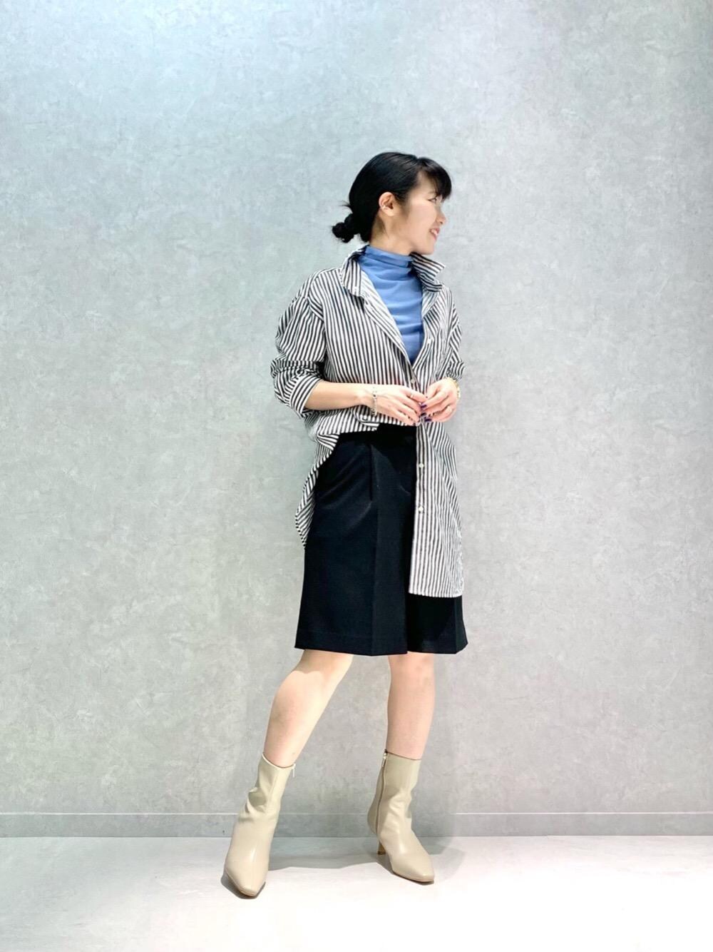 その他のシャツ/ブラウス、ブルー系のTシャツ/カットソー、ベージュ系のブーツを着用したレディースの秋コーディネートの1枚目の写真