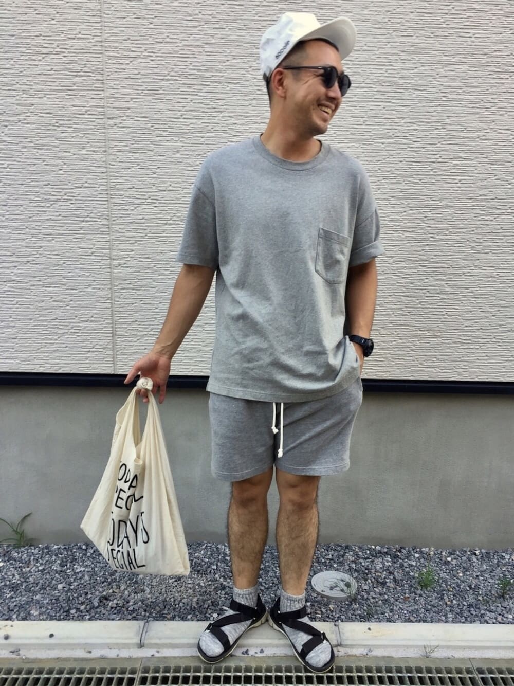 「グレー、休日スタイル、ラクチンコーデ、夏コーデ、スウェットパンツ、シンプル、サンダル、スポーツサンダル、MASACA HAT、THE NORTH FACE」｜「MASACA HATの◎MASACA HAT×BEAMS / 別注 ソリッド キャップ（キャップ、ホワイト系）」を使った、やまさん（メンズ・173cm）の夏コーディネートの1枚目の写真