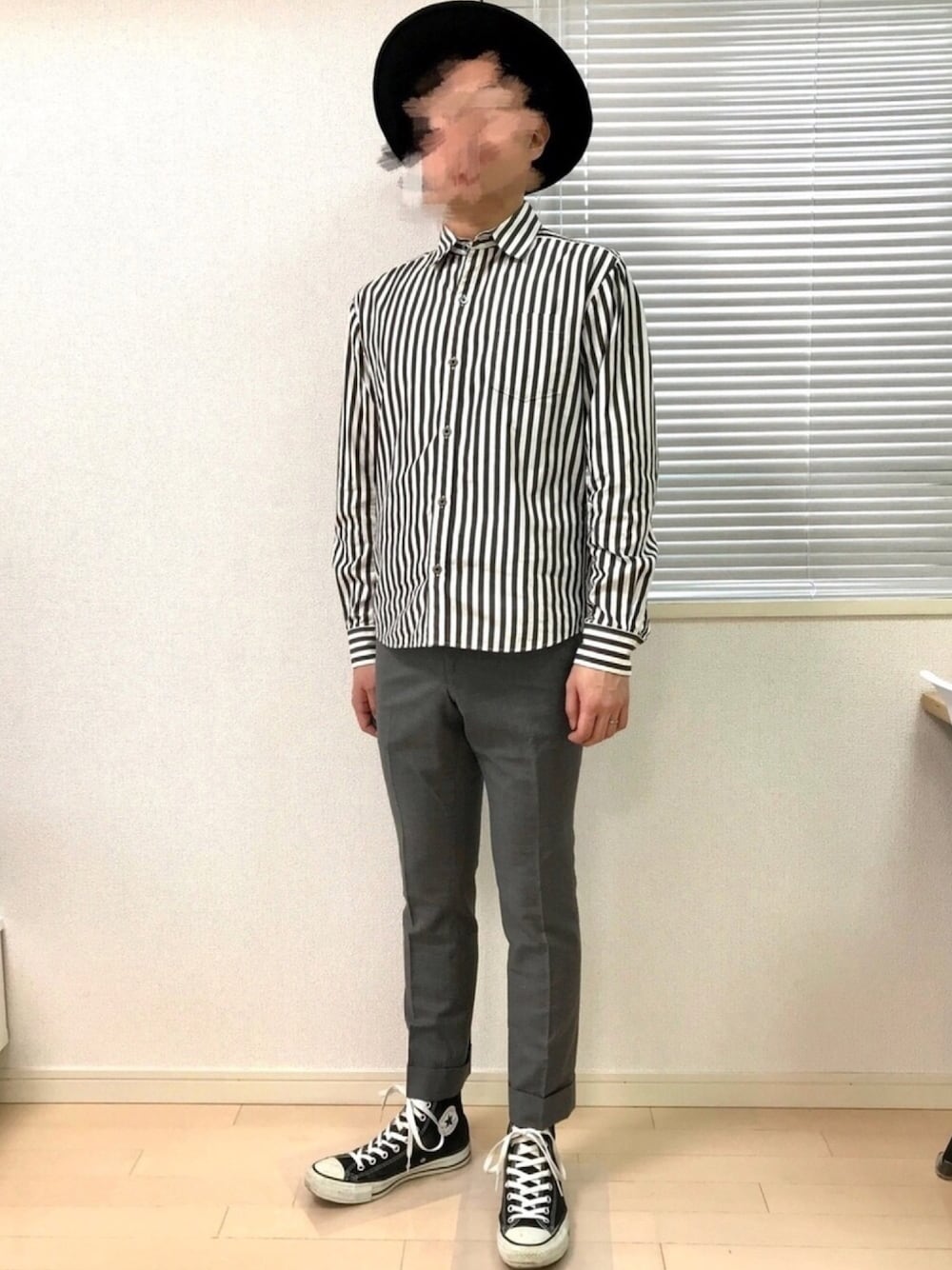 「ロックコーデ、おしゃれさんと繋がりたい、春夏コーデ、シンプルスタイル、モノクロ、モノトーン、ストライプシャツ、モード、ハット、コンバース」｜「LOUNGE LIZARDのアイテム（シャツ/ブラウス、ホワイト系）」を使った、Cn.T.さん（メンズ・170cm）の春コーディネートの1枚目の写真