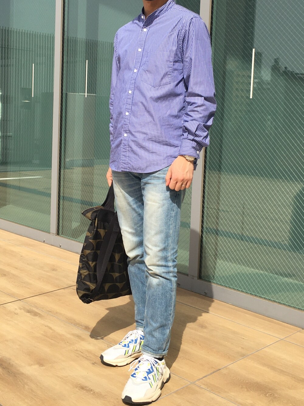「マルニ、MARNI、おしゃれさんと繋がりたい、休日コーデ、ストライプ、redcard、ジーンズ、ブルーコーデ」｜「BEAUTY&YOUTH UNITED ARROWSのBY ポプリン バンドカラー シャツ ◆（シャツ/ブラウス、ブルー系）」を使った、Cn.T.さん（メンズ・170cm）の春コーディネートの1枚目の写真