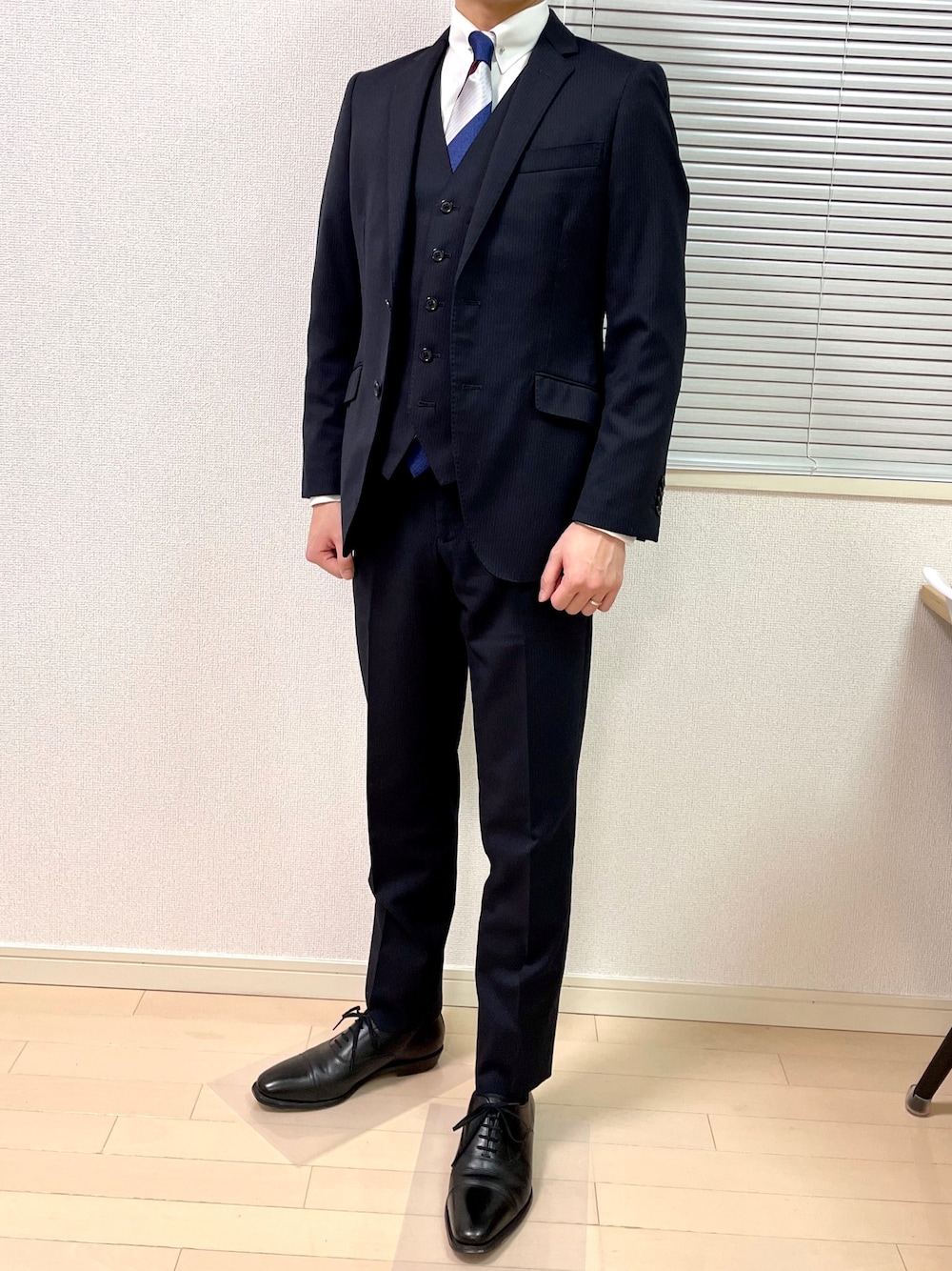 「スーツスタイル、スーツ、ネイビー、スリーピース、ストライプ、ビジネススタイル、ビジネス、革靴、スーツカンパニー、白シャツ」｜「THE SUIT COMPANYのアイテム（スーツセット、ブルー系）」を使った、Cn.T.さん（メンズ・170cm）の春コーディネートの1枚目の写真