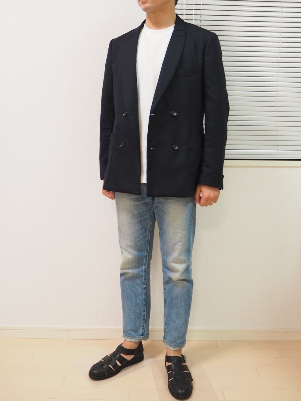 「これが私をアゲる服、ダブルジャケット、ウォッシュデニム、ゆるコーデ、白Tシャツ、紺ジャケット、グルカサンダル」｜「NANO universeのアイテム（スーツジャケット、ブルー系）」を使った、Cn.T.さん（メンズ・170cm）の春コーディネートの1枚目の写真