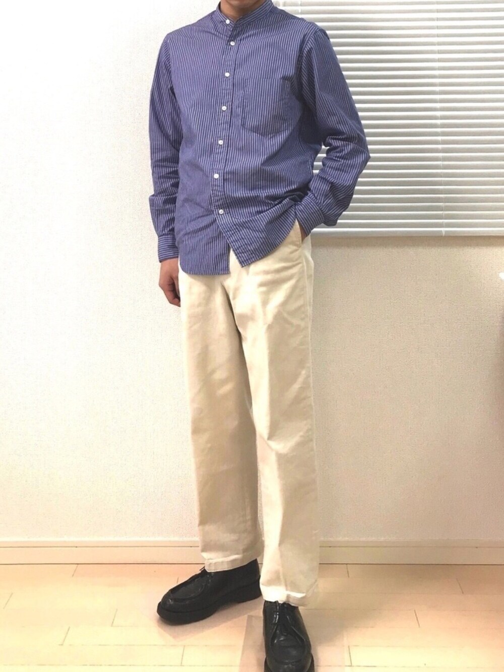 「春、オーバーサイズ、今日のコーデ、ワイドパンツ、きれいめカジュアル、オトナカジュアル、スティーブンアラン、steaven alan、キレイめワーク、白パンツ」｜「BEAUTY&YOUTH UNITED ARROWSのBY ポプリン バンドカラー シャツ ◆（シャツ/ブラウス、ブルー系）」を使った、Cn.T.さん（メンズ・170cm）の春コーディネートの1枚目の写真