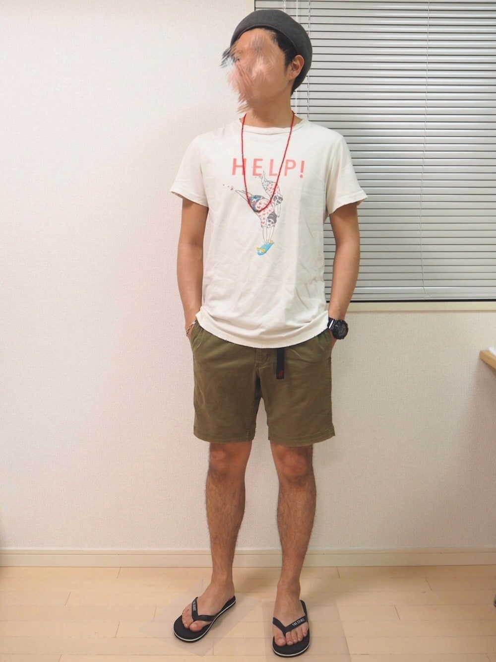 「これが私をアゲる服、ショートパンツ、ベレー帽、レミレリーフ、Tシャツ、グラミチ、ビーズネックレス、ビーチサンダル、バーベキュー」｜「REMI RELIEFのアイテム（Tシャツ/カットソー、ホワイト系）」を使った、Cn.T.さん（メンズ・170cm）の春コーディネートの1枚目の写真