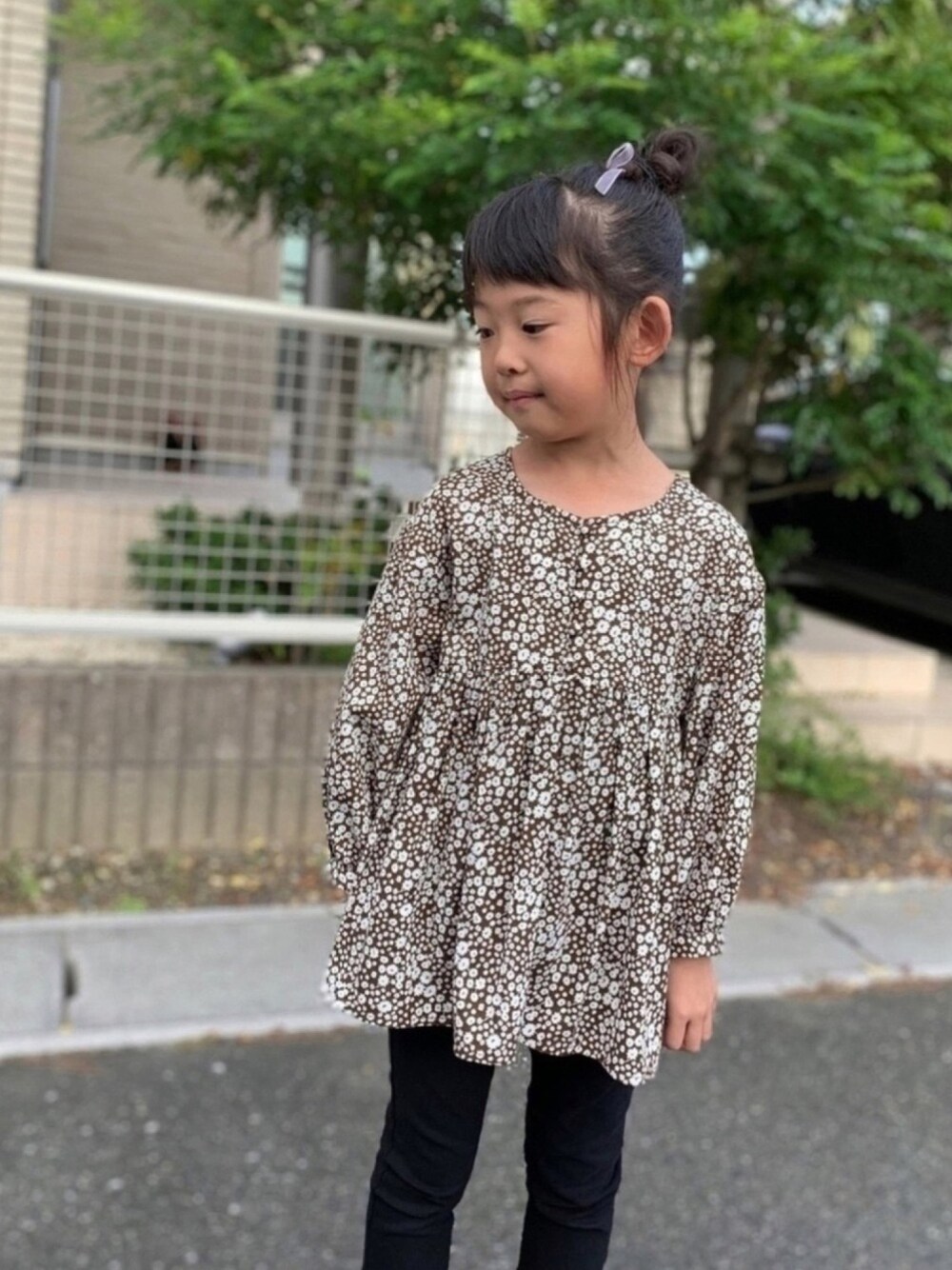 「秋コーデ、むすめ服」｜「BRANSHESのプレミアムストレッチツイルカプリパンツ（その他パンツ、ブラック系）」を使った、★yu--me★さん（キッズ・110cm）の秋コーディネートの1枚目の写真