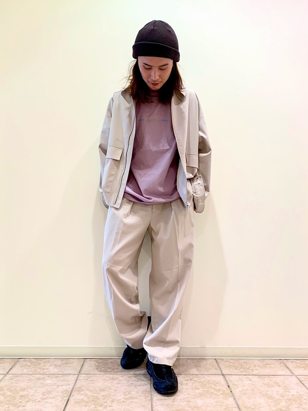 ベージュ系のブルゾン、ホワイト系のTシャツ/カットソー、ベージュ系のその他パンツを着用したメンズの春コーディネートの1枚目の写真