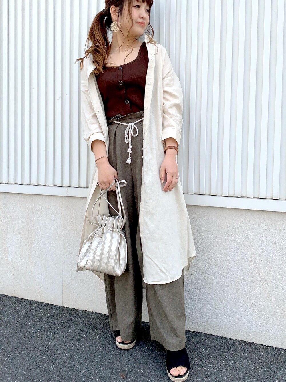 「シンプルコーデ、ワントーン、ベージュ、ブラウン、はるコーデ、ロングワンピース、おしゃれさんと繋がりたい、低身長コーデ、巾着バッグ」｜「GUのアイテム（シャツワンピース、ベージュ系）」を使った、minamina0803さん（レディース・152cm）の春コーディネートの1枚目の写真