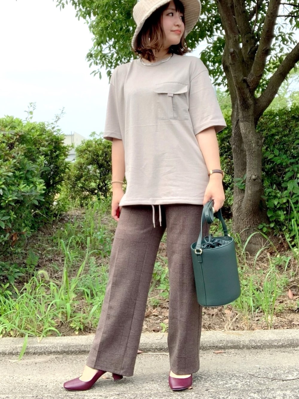 「大人カジュアル、メンズミックス、お洒落さんとつながりたい、大人コーデ、ママファッション、パンプス、秋コーデ、シンプルコーデ、チェック」｜「GUのアイテム（Tシャツ/カットソー、ベージュ系）」を使った、minamina0803さん（レディース・152cm）の夏コーディネートの1枚目の写真