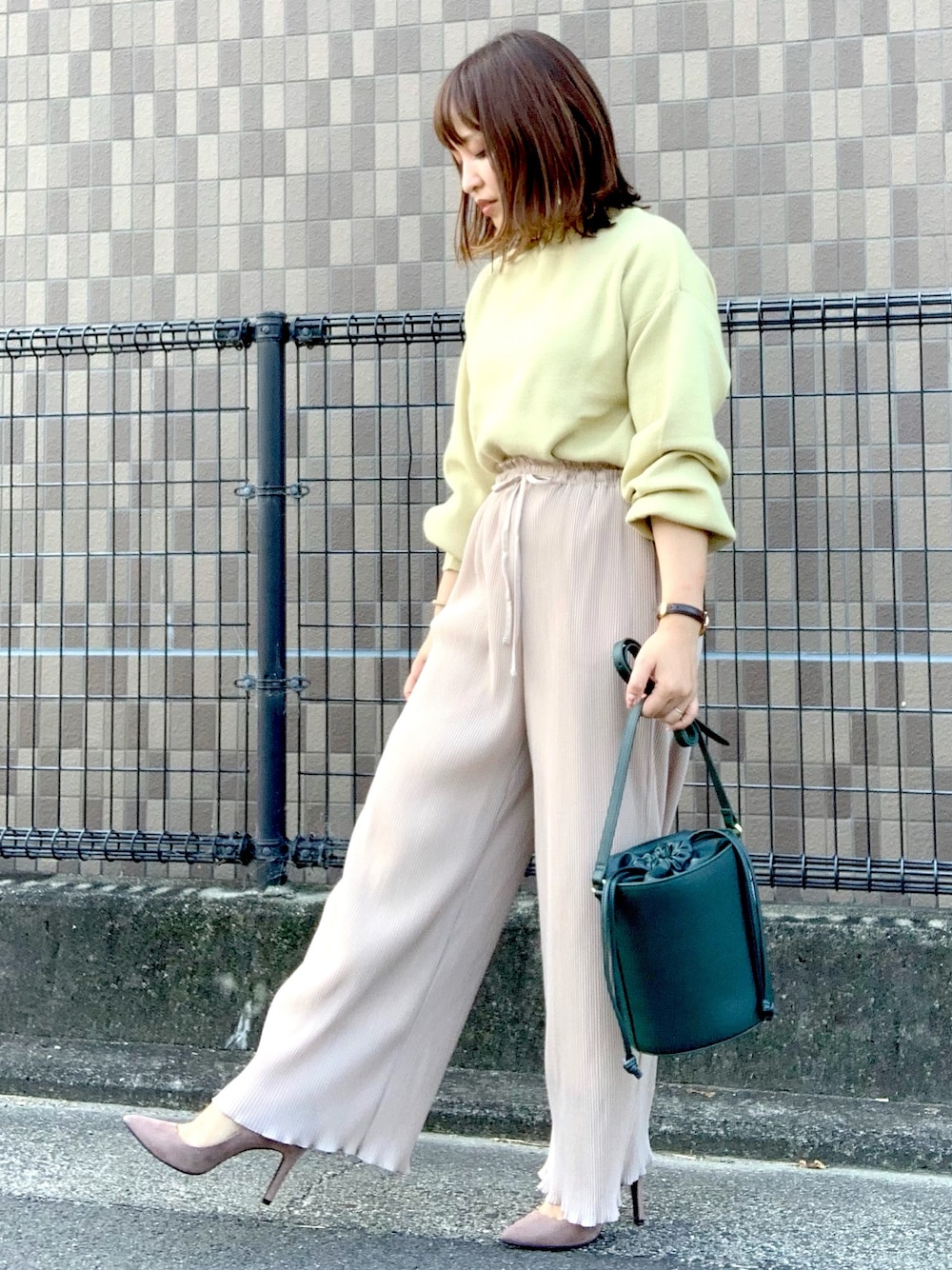 「パンツスタイル、ラクチンコーデ、シンプル、秋のコーデ、プチプラ、低身長、プリーツパンツ、GU」｜「GUのアイテム（その他パンツ、ベージュ系）」を使った、minamina0803さん（レディース・152cm）の夏コーディネートの1枚目の写真