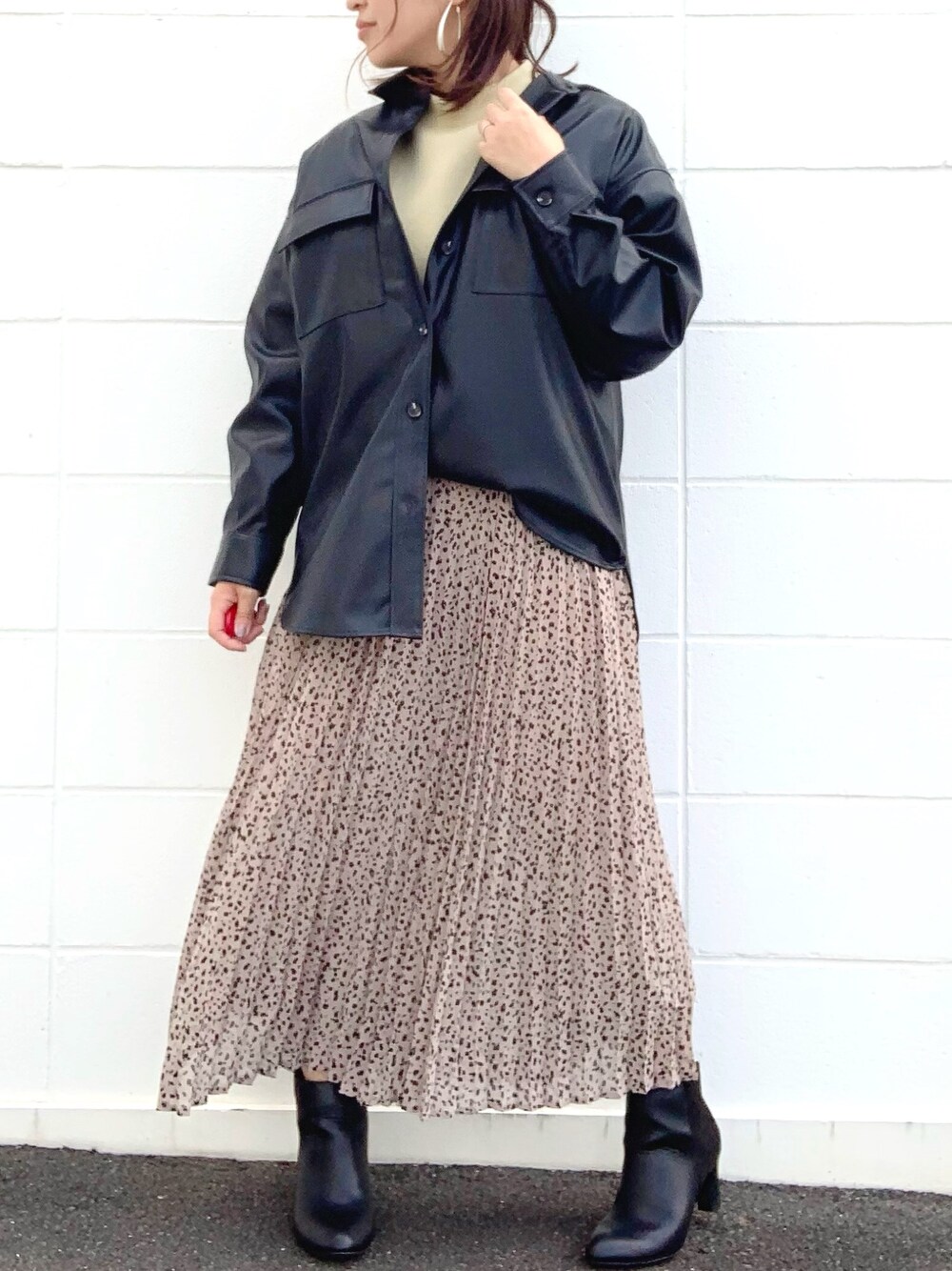 「秋コーデ、シンプル、低身長コーデ、プリーツスカート、ニット、フェイクレザー、シャツ、ブラック、GU」｜「GUのアイテム（シャツ/ブラウス、ブラック系）」を使った、minamina0803さん（レディース・152cm）の秋コーディネートの1枚目の写真