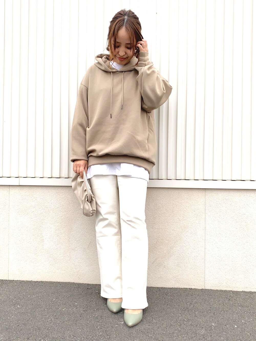 「大人カジュアル、秋冬コーデ、シンプルコーデ、ビッグシルエット、メンズアイテム、フレアパンツ、ワントーンコーデ、メンズライク、レイヤードスタイル、低身長」｜「GUのアイテム（Tシャツ/カットソー、ホワイト系）」を使った、minamina0803さん（レディース・152cm）の冬コーディネートの1枚目の写真