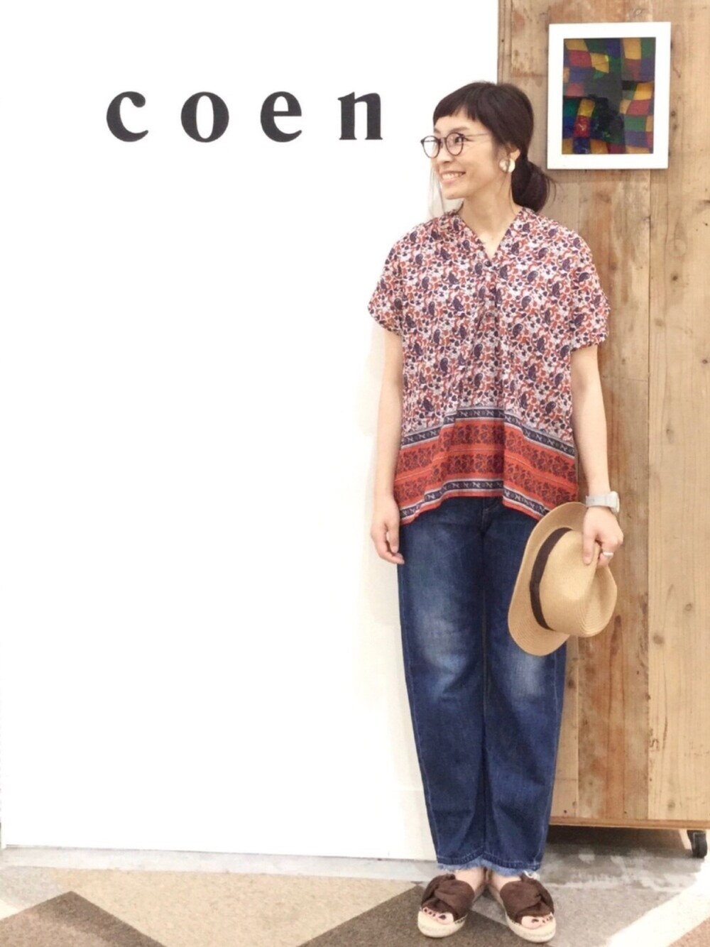 「プチプラ、デニムパンツ、めがね、ブラウス、カットオフ、夏、パンツスタイル、夏コーデ、大人カジュアル、coenスタッフスタイリング」｜「coenの【Market】ボイルスキッパーブラウス（シャツ/ブラウス、レッド系）」を使った、あらーきさん（レディース・163cm）の春コーディネートの1枚目の写真