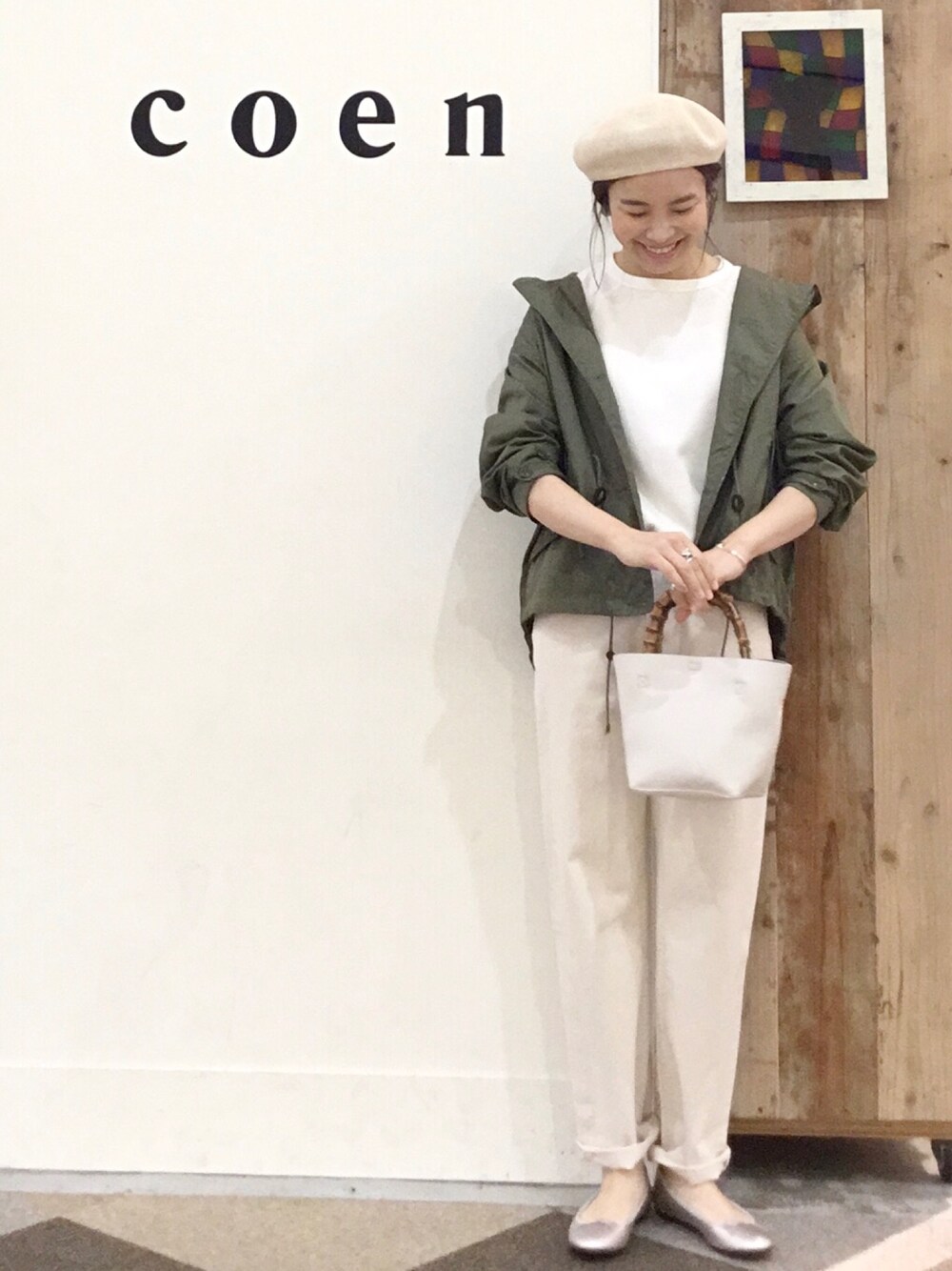「カジュアルコーデ、オトナ女子、大人カジュアル、オトナカジュアル、デニム、ワントーンコーデ、春コーデ、バレエシューズ、ベレー帽、coenスタッフスタイリング」｜「coenの【先行販売】ミリタリーフーデッドショートコート(マウンテンパーカー)（ミリタリージャケット、グリーン系）」を使った、あらーきさん（レディース・163cm）の冬コーディネートの1枚目の写真