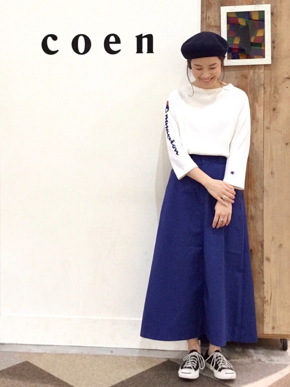 「カジュアルコーデ、春、大人カジュアル、スカート、オトナカジュアル、ベレー帽、Champion、Dickies、ロゴスウェット、coenスタッフスタイリング」｜「Dickiesの【別注】Dickies(ディッキーズ)フレアロングスカート（スカート、ブルー系）」を使った、あらーきさん（レディース・163cm）の冬コーディネートの1枚目の写真