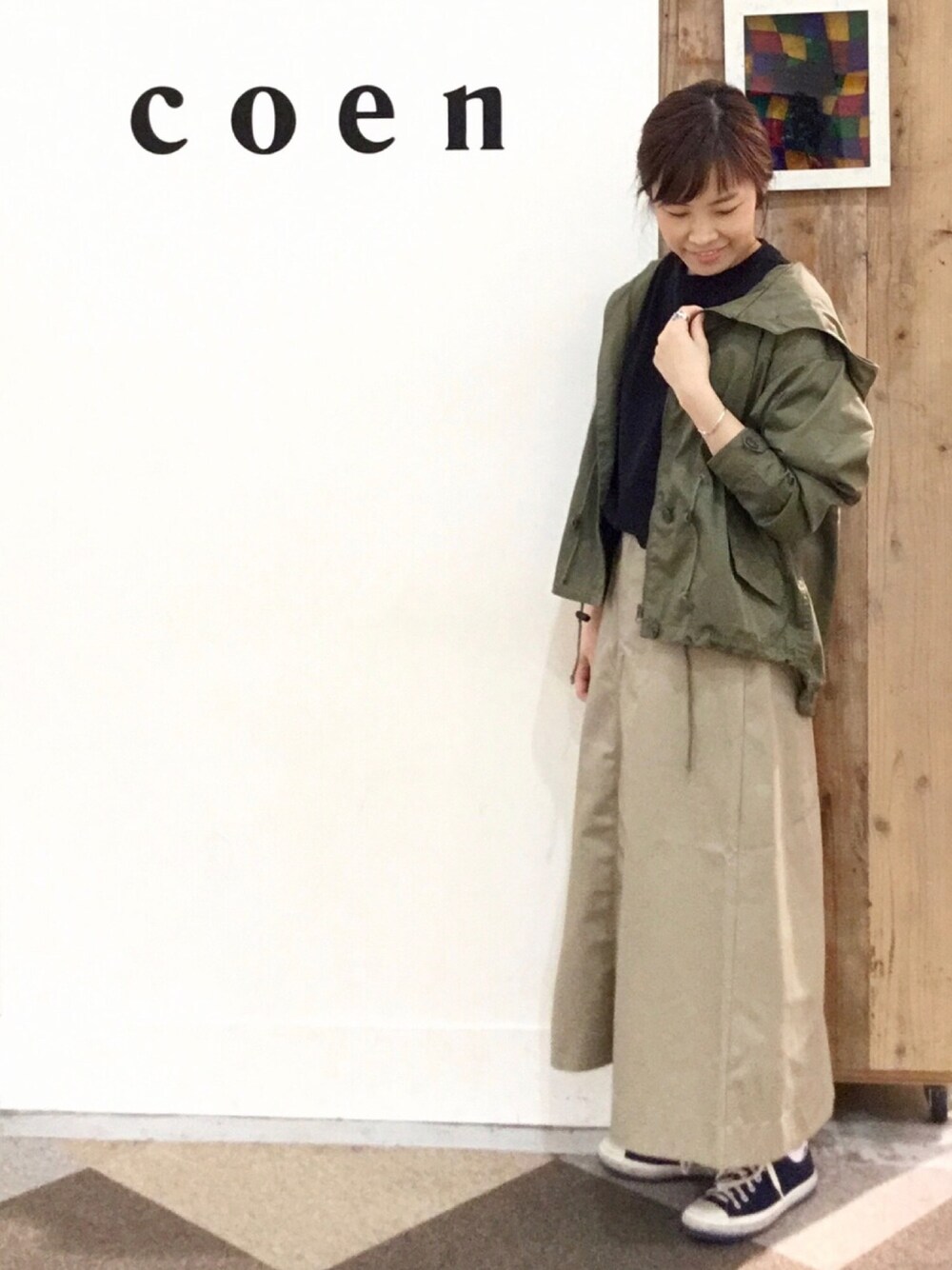 「オトナカジュアル、シンプル、きれいめカジュアル、スカート、ラクチンコーデ、大人カジュアル、Dickies、春コーデ、ロングスカート、coenスタッフスタイリング」｜「coenの【先行販売】ミリタリーフーデッドショートコート(マウンテンパーカー)（ミリタリージャケット、グリーン系）」を使った、あらーきさん（レディース・163cm）の春コーディネートの1枚目の写真