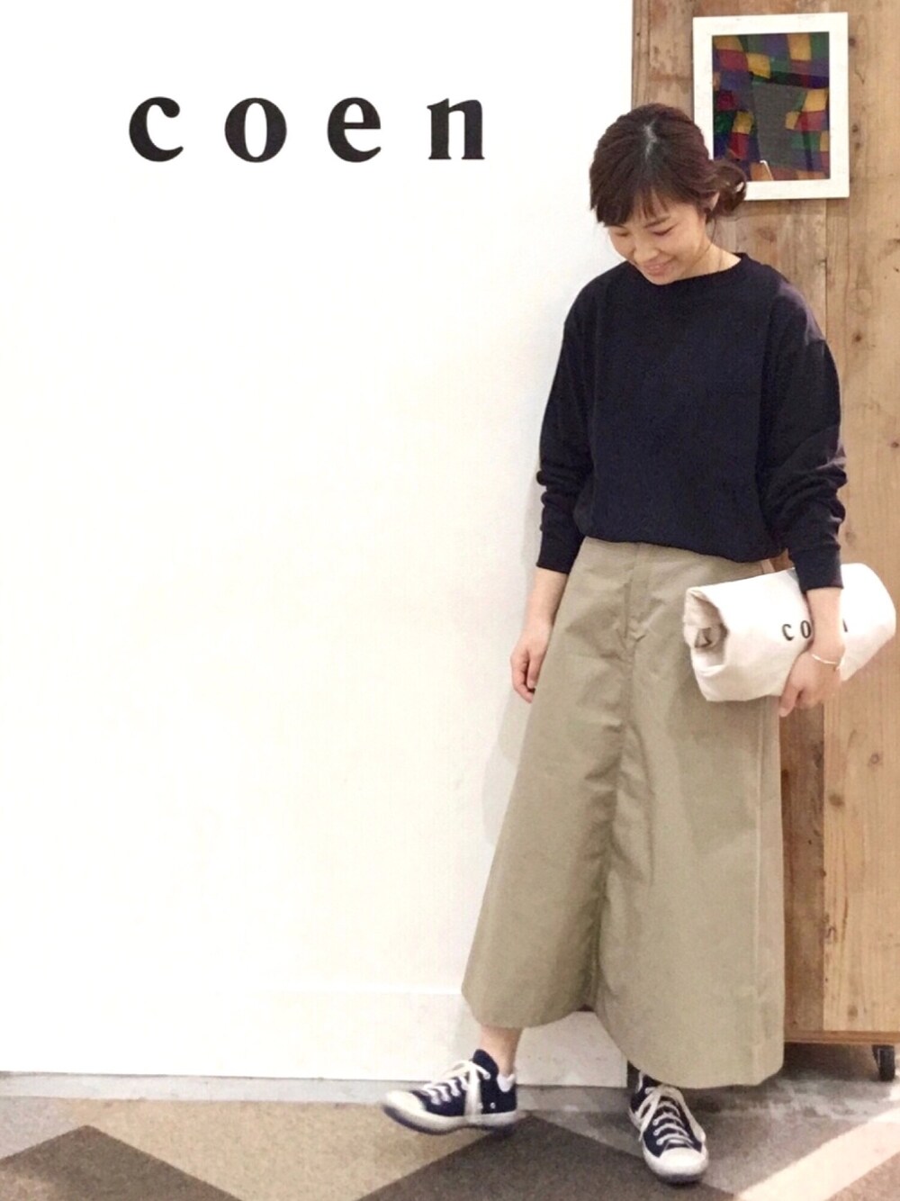 「カジュアルコーデ、大人カジュアル、ゆるコーデ、黒、シンプル、トートバッグ、ロングスカート、Dickies、オトナカジュアル、coenスタッフスタイリング」｜「coenのUSAコットンリラックスフィットクルーネックロングスリーブTシャツ（Tシャツ/カットソー、ブラック系）」を使った、あらーきさん（レディース・163cm）の春コーディネートの1枚目の写真