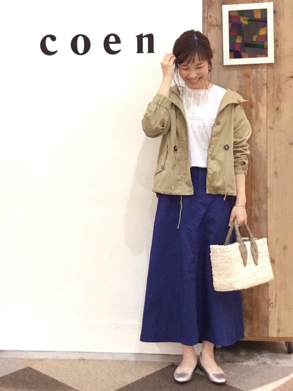「カジュアルコーデ、春コーデ、きれいめカジュアル、大人カジュアル、オトナカジュアル、スカート、ブラウス、Dickies、バレエシューズ、coenスタッフスタイリング」｜「coenのミリタリーフーデッドショートコート(マウンテンパーカー)（ミリタリージャケット、ベージュ系）」を使った、あらーきさん（レディース・163cm）の春コーディネートの1枚目の写真