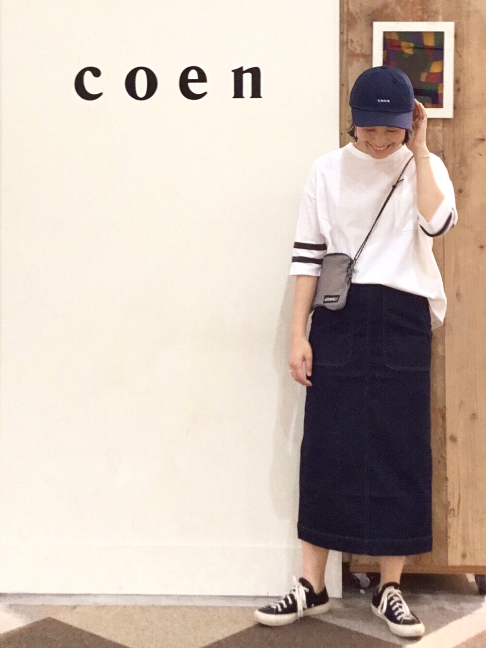 「カジュアルコーデ、大人カジュアル、スニーカー、Tシャツ、デニムスカート、サコッシュ、グラミチ、キャップ、オトナカジュアル、coenスタッフスタイリング」｜「coenの【新色追加】USAコットン袖ラインカットソー（Tシャツ/カットソー、ホワイト系）」を使った、あらーきさん（レディース・163cm）の春コーディネートの1枚目の写真