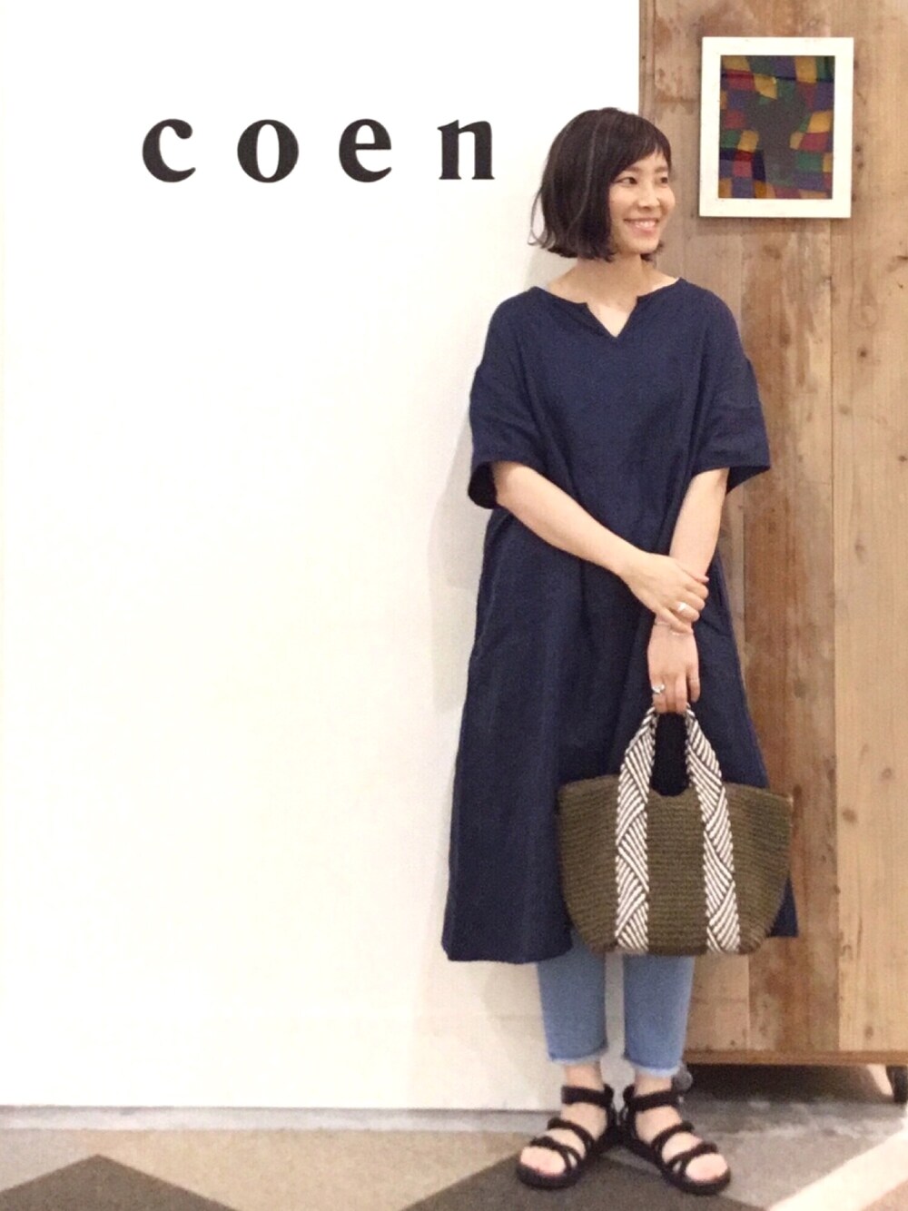「大人カジュアル、ラクチンコーデ、シンプル、ワンピース、デニムパンツ、カットオフデニム、リネン、スポサン、かごバッグ、coenスタッフスタイリング」｜「coenのフレンチリネンワンピースⅠ（ワンピース、ブルー系）」を使った、あらーきさん（レディース・163cm）の春コーディネートの1枚目の写真