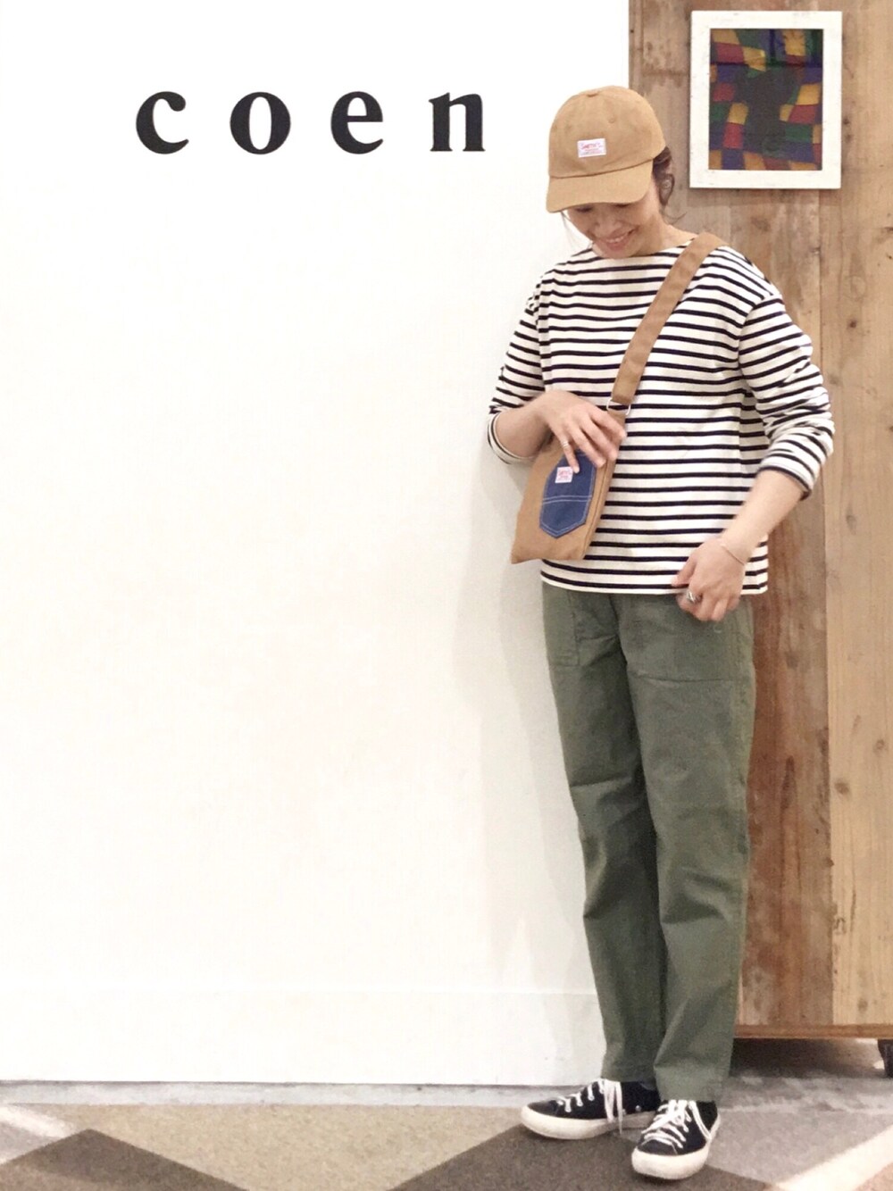 「カジュアルコーデ、ラクチンコーデ、パンツスタイル、秋のコーデ、秋服、ボーダー、ベイカーパンツ、キャップ、smith、coenスタッフスタイリング」｜「coenのSMITH別注ダックキャップ（キャップ、ブラウン系）」を使った、あらーきさん（レディース・163cm）の秋コーディネートの1枚目の写真