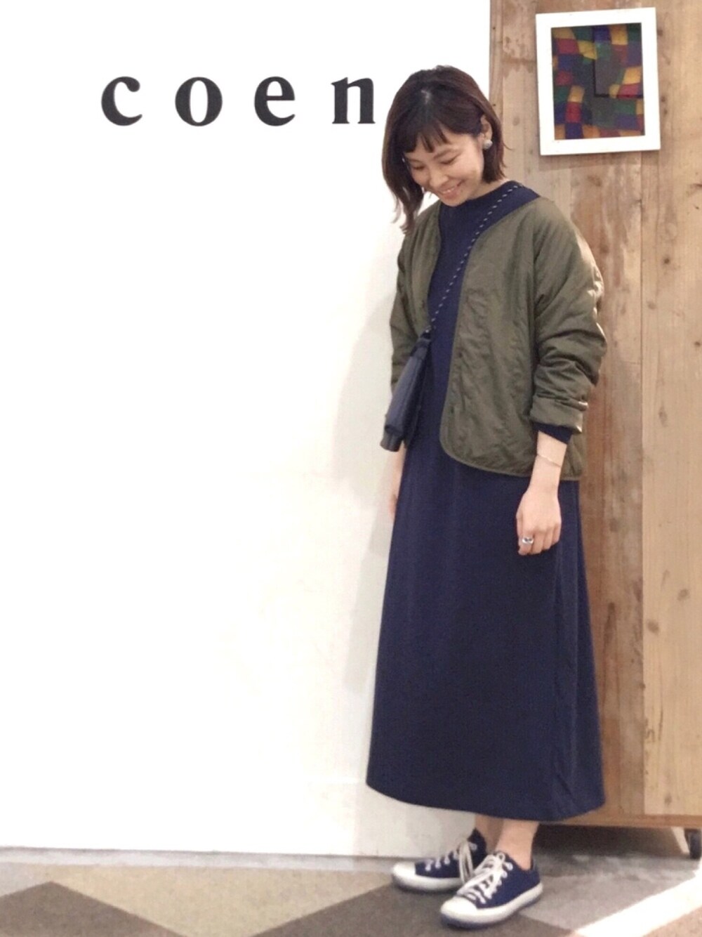 「秋服、大人コーデ、きれいめカジュアル、スニーカー、大人カジュアル、秋コーデ、ワンピース、アウター、ワンピース×スニーカー、coenスタッフスタイリング」｜「coenの3WAYミリタリーフーデッドショートコート(インナー付き)（マウンテンパーカー、グリーン系）」を使った、あらーきさん（レディース・163cm）の秋コーディネートの1枚目の写真