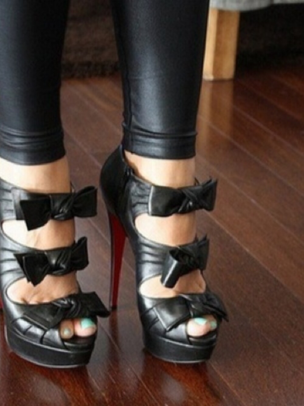 「bow、Christian Louboutin、heels、Peep-toe、strappy」｜Ali Levineさん（レディース）の夏コーディネートの1枚目の写真