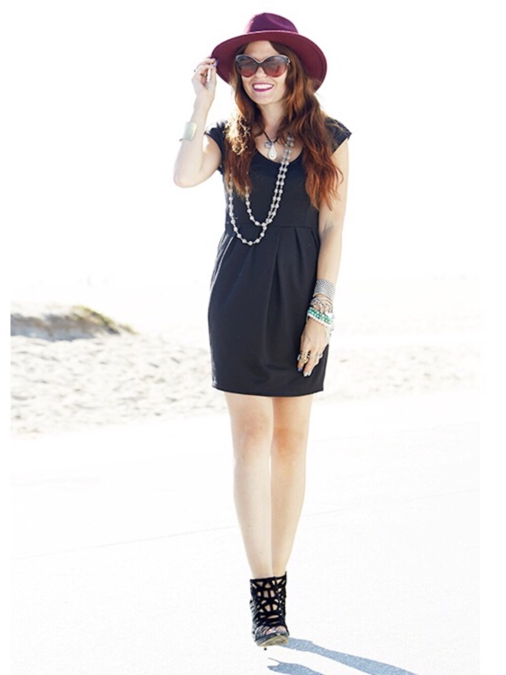 「Adornia Official、Cap Sleeve、dress、hat、heels、Peep-toe、Sam Edelman、Silence & Noise」｜Ali Levineさん（レディース）の秋コーディネートの1枚目の写真