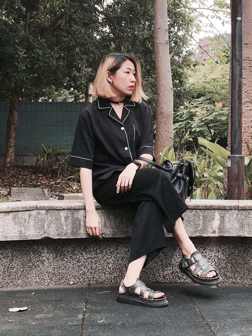 「ootd、ALL BLACK、streetstyle」｜「NETのアイテム（バッグ、ブラック系）」を使った、加百列さん（レディース・164cm）の春コーディネートの1枚目の写真