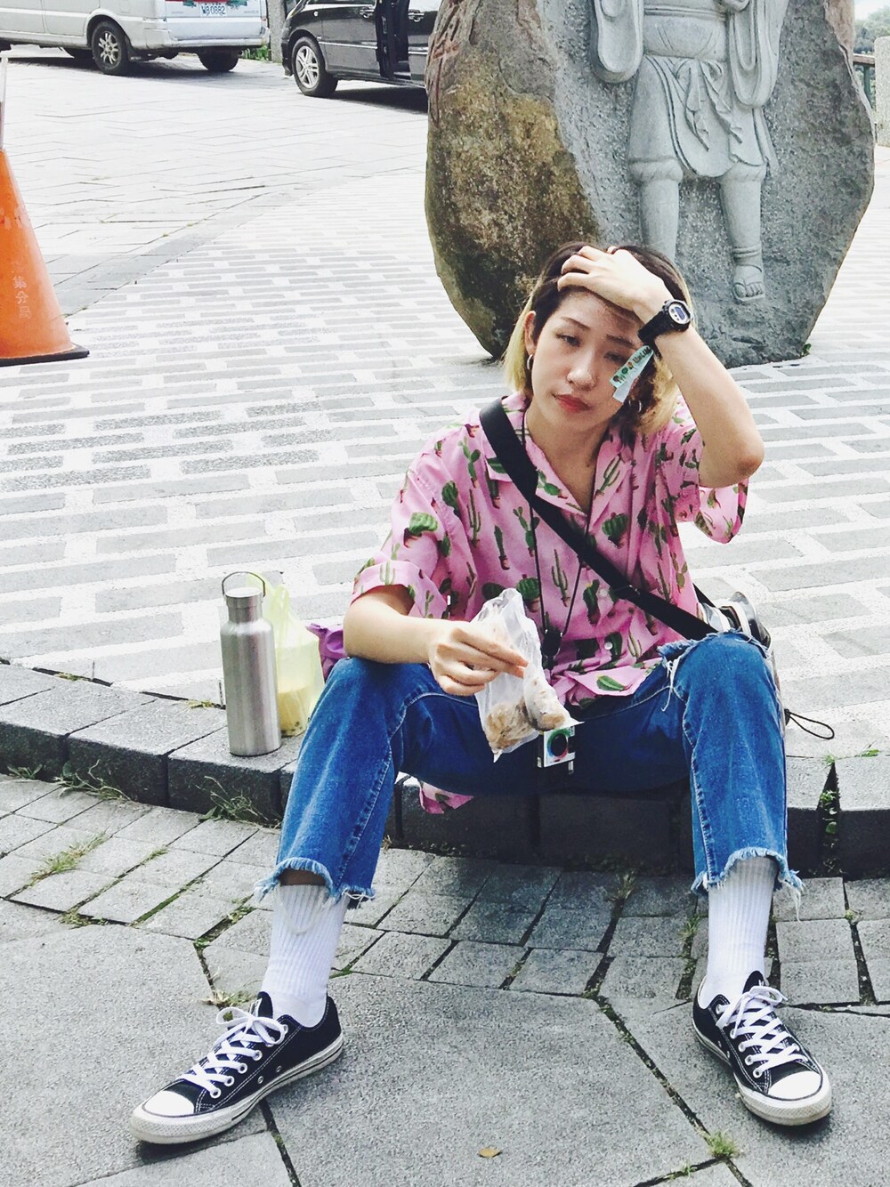 「VINTAGE、streetstyle、ootd、pink、converse、denim、80s」｜「VII&COのアイテム（シャツ/ブラウス、ピンク系）」を使った、加百列さん（レディース・164cm）の秋コーディネートの1枚目の写真
