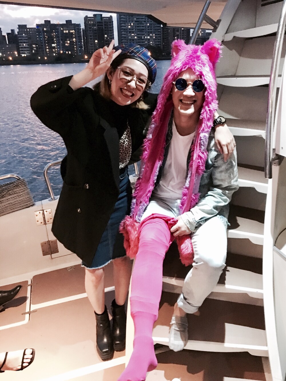 「VINTAGE、denim、streetstyle、PARTY、leopard」｜「Disneyのアイテム（帽子、ピンク系）」を使った、加百列さん（レディース・164cm）の冬コーディネートの1枚目の写真