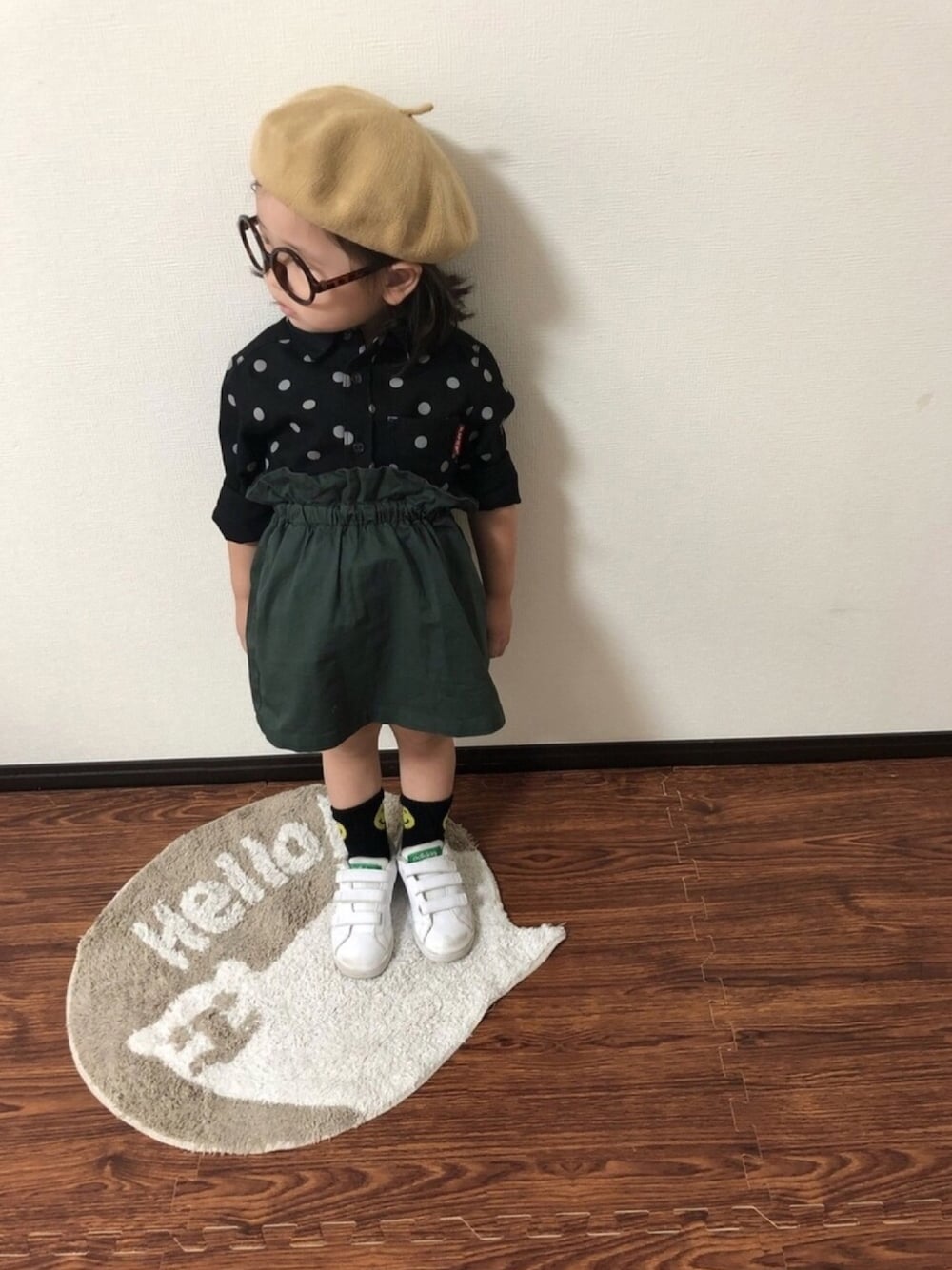 「キッズコーデ、シンプルコーデ、おんなのこ、女の子、ドットシャツ、ベレー帽、プチプラコーデ、スリーコインズ」｜「adidasのアディダス adidas VALCLEAN2CMFK（スニーカー、ホワイト系）」を使った、syun★さん（キッズ・110cm）の夏コーディネートの1枚目の写真